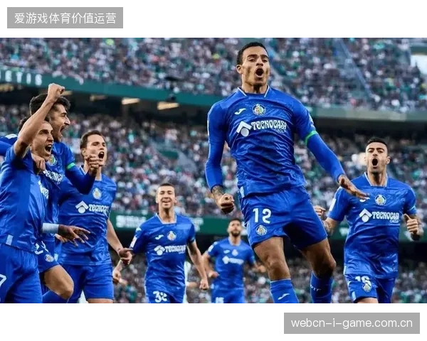赫罗纳后防线具备优秀的出球能力，通过精准长传快速将战火烧至前场